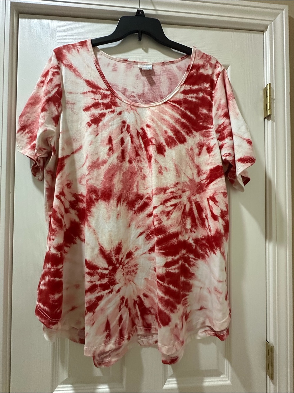 LuLaRoe Red and White Tie-Dye Scoop Neck Short Sleeve Top